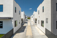 Nordhoff Residential in Panorama City, CA - Foto de edificio - Building Photo