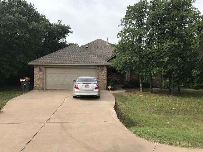 1060 Lost Oak Dr in Guthrie, OK - Building Photo - Building Photo