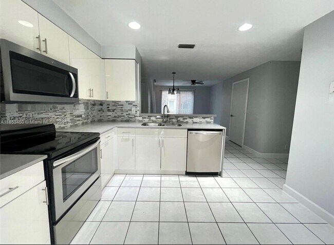 1566 Coronado Rd in Weston, FL - Building Photo - Building Photo