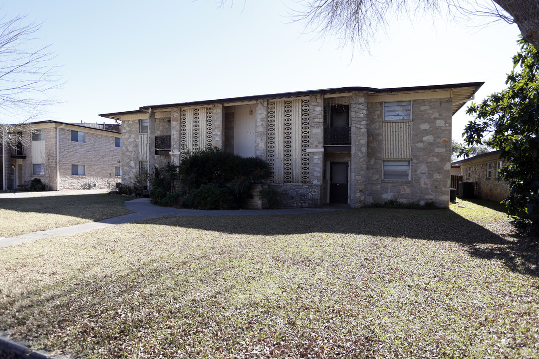 109-113 National Blvd in Universal City, TX - Building Photo