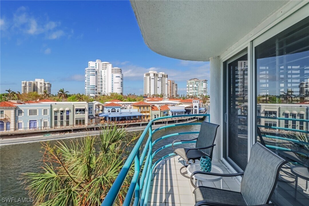 205 Park Shore Dr in Naples, FL - Foto de edificio