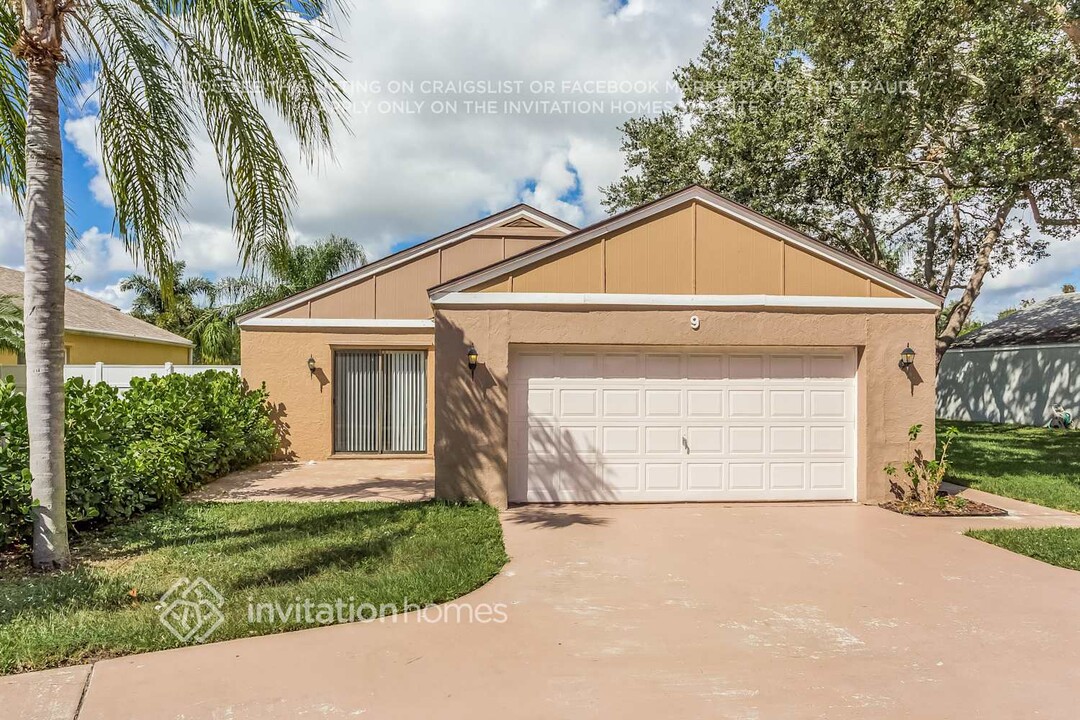 9 Cardiff Way in Boynton Beach, FL - Building Photo