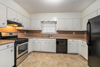 4092 Chedworth Way in Stone Mountain, GA - Building Photo - Building Photo