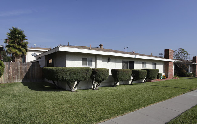 3523 W Mungall Dr in Anaheim, CA - Foto de edificio - Building Photo