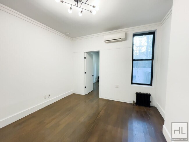 Spacious 2-Bed 1 Bath / Carroll Gardens, Unit 1R in Brooklyn, NY - Building Photo - Building Photo