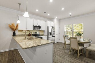 2070 Ravencliff Dr in Austell, GA - Foto de edificio - Building Photo