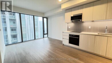 8 Cumberland St in Toronto, ON - Building Photo - Building Photo