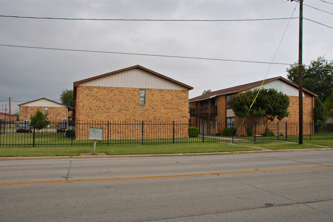 1429 Pryor Pl in Grand Prairie, TX - Building Photo - Building Photo