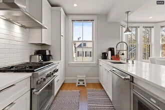 447 W Fourth St, Unit 2 in Boston, MA - Foto de edificio - Building Photo