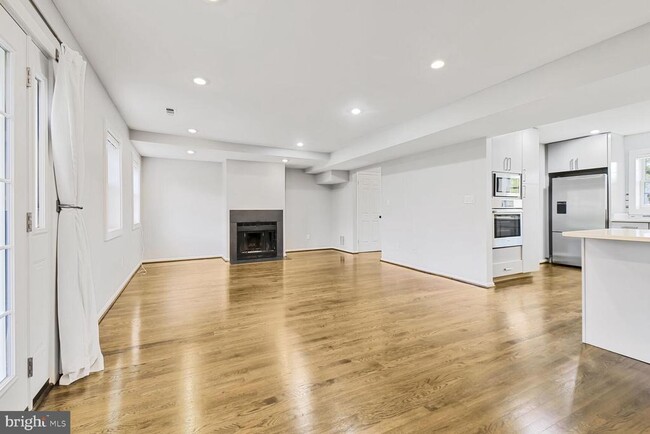 6681 Hillandale Rd in Chevy Chase, MD - Foto de edificio - Building Photo