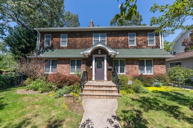 property at 2424 Lakeside Dr