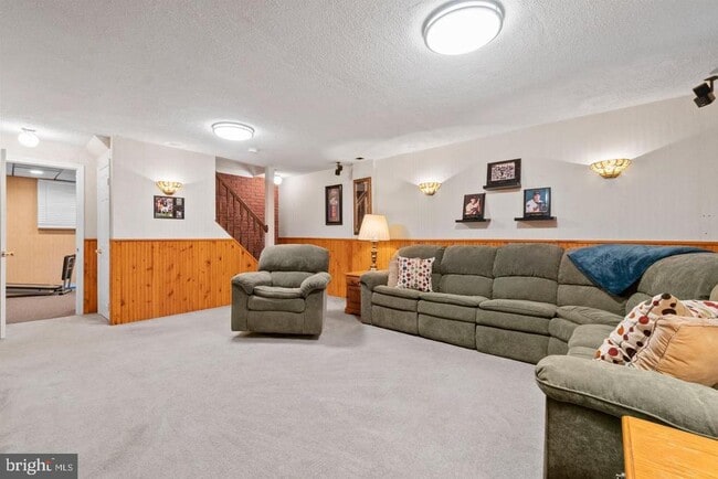 property at 6 Lancewood Ln