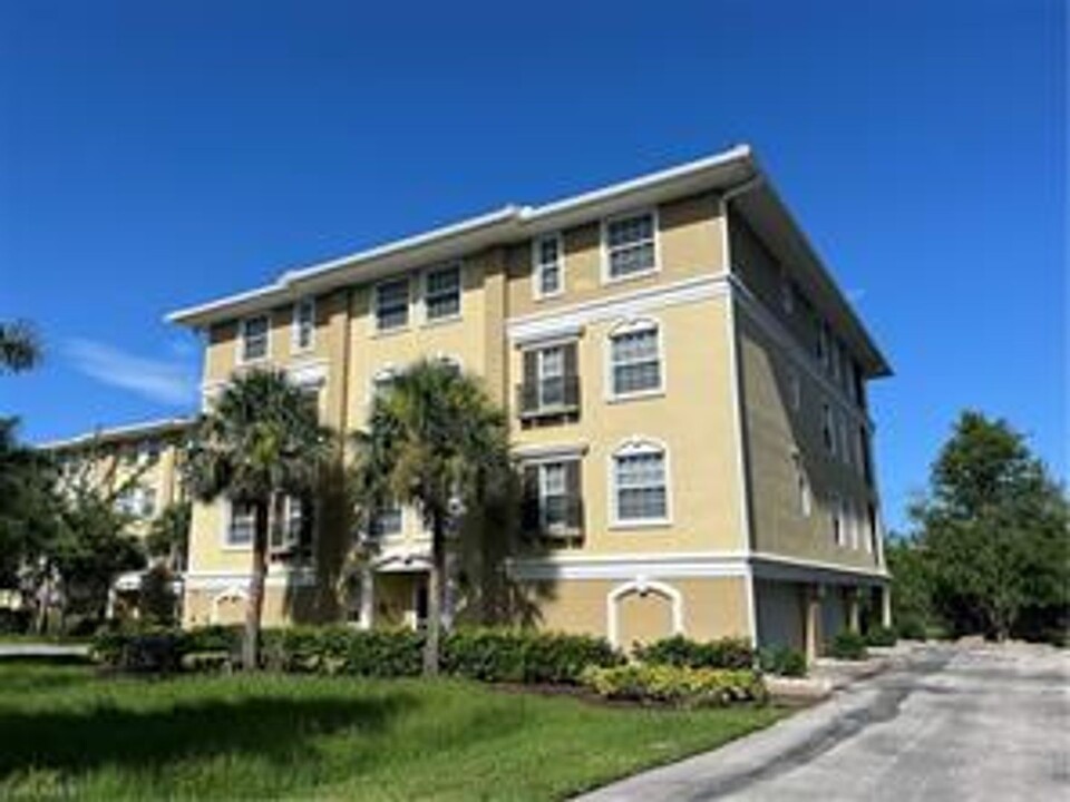 10060 Lake Cove Dr in Ft. Myers, FL - Building Photo