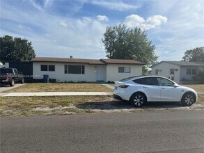 770 NW 179th St in Miami, FL - Building Photo - Building Photo