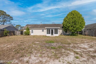 112 Dayrell Dr in Hubert, NC - Building Photo - Building Photo