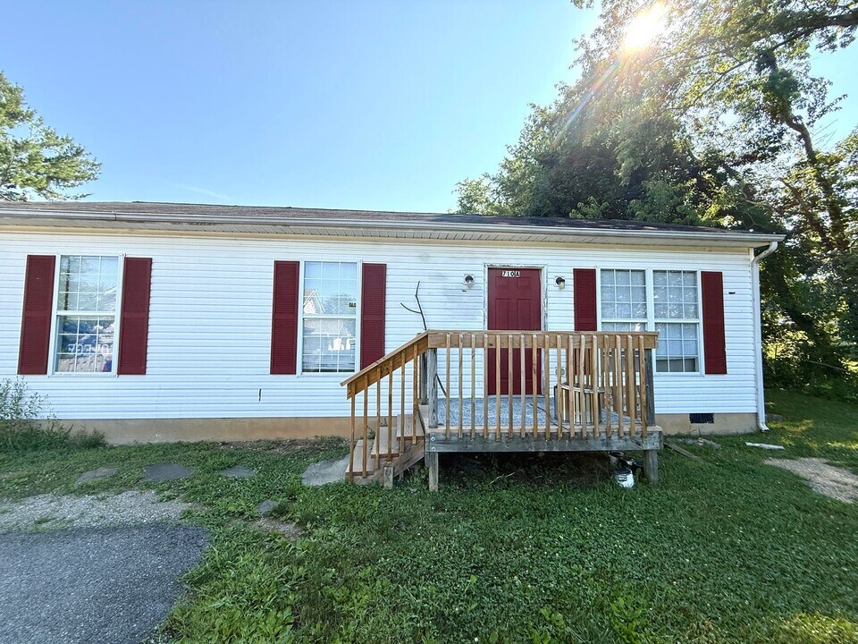 710-710A Roanoke St E in Blacksburg, VA - Building Photo