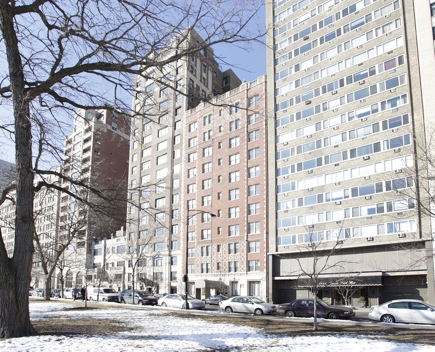 2140 Lincoln Park in Chicago, IL - Building Photo