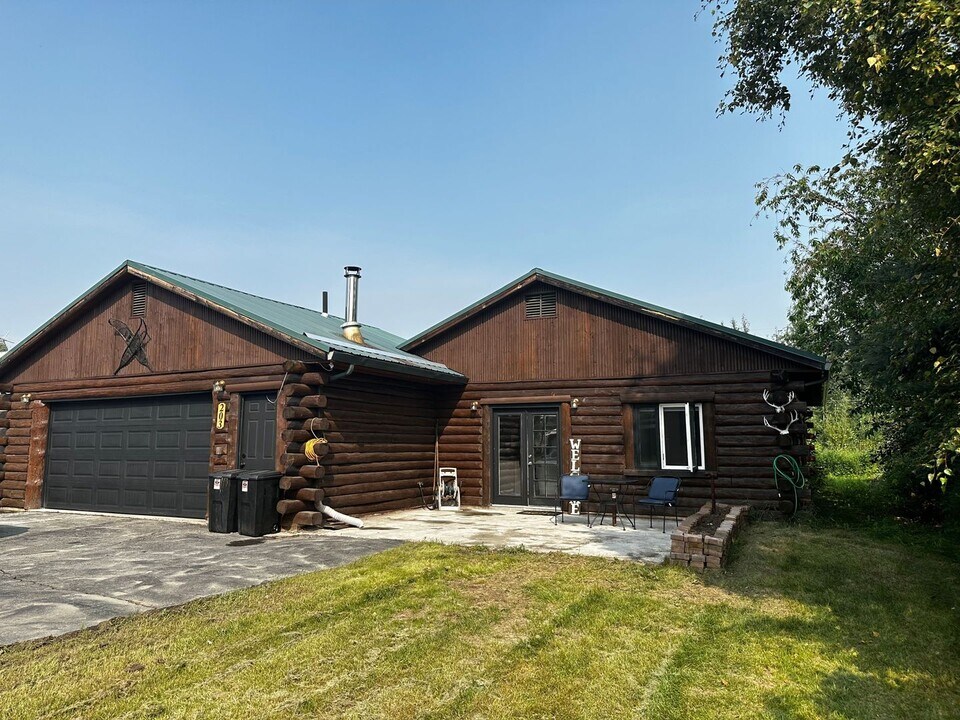 203 E 6th Ave in North Pole, AK - Building Photo