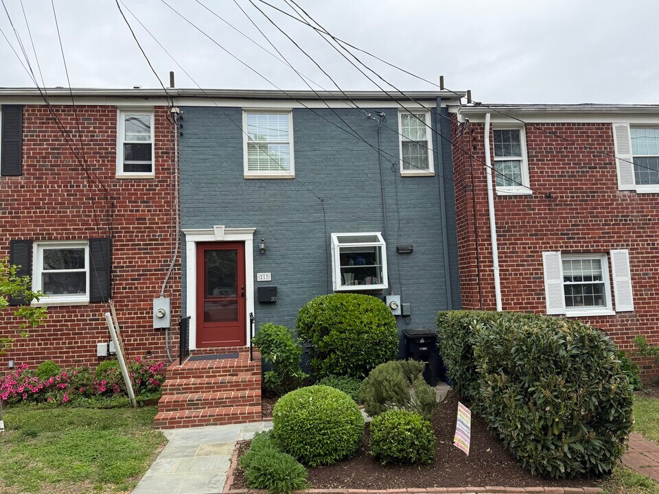 213 Guthrie Ave in Alexandria, VA - Building Photo