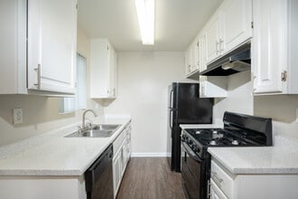 The Pointe at 2316 in Oceanside, CA - Foto de edificio - Interior Photo