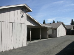 1550 N Bush St in Ukiah, CA - Building Photo - Building Photo