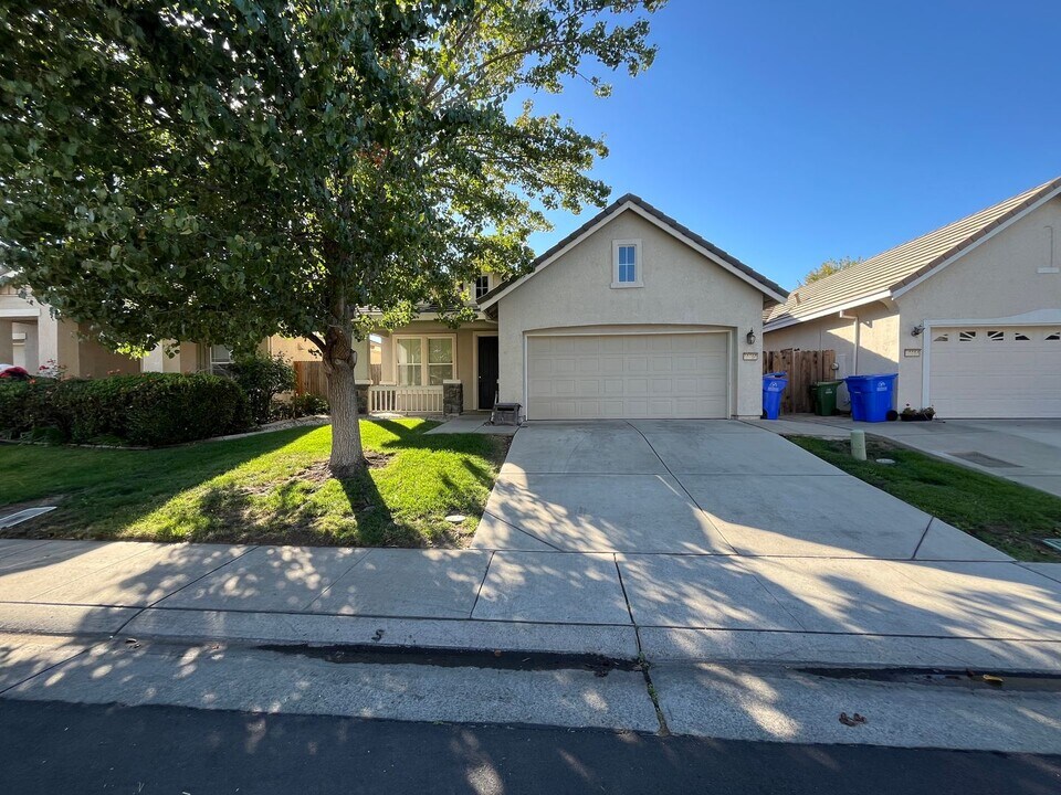 10058 Van Brocklin Way in Elk Grove, CA - Building Photo
