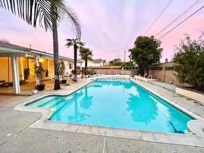 10422 S Oakhaven Dr in Stanton, CA - Building Photo - Building Photo