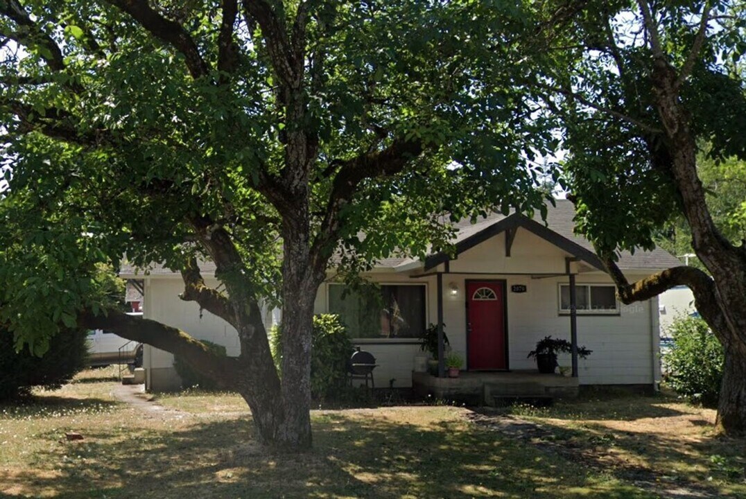 2070 SE Maple St in Hillsboro, OR - Building Photo