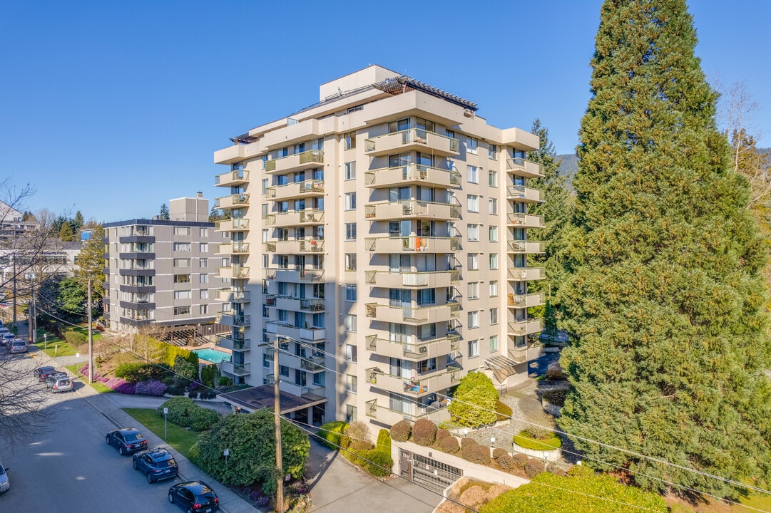 1555 Esquimalt Ave in West Vancouver, BC - Building Photo