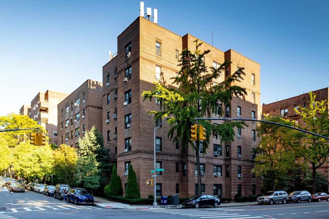 67-35 Yellowstone Blvd in Forest Hills, NY - Building Photo