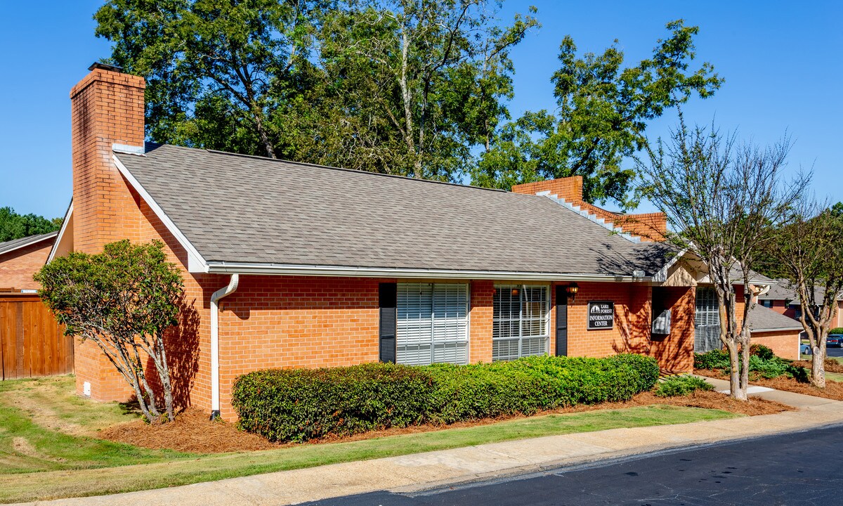 Lake Forest Apartments in Brandon, MS - Foto de edificio