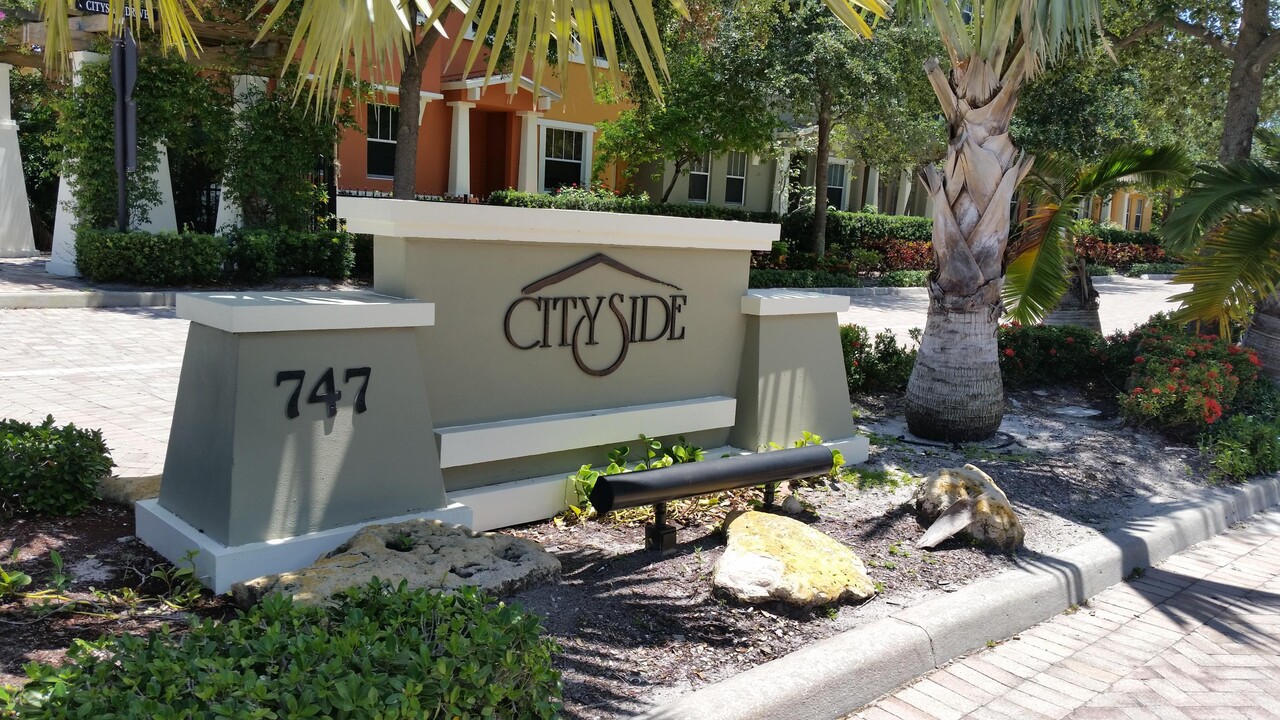 661 Corte Madera Ln in West Palm Beach, FL - Building Photo