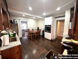 200 Commonwealth Ave, Unit 1 in Chestnut Hill, MA - Building Photo
