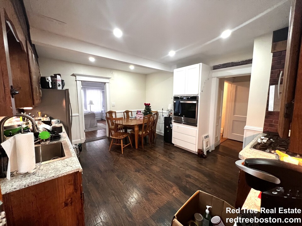 200 Commonwealth Ave, Unit 1 in Chestnut Hill, MA - Building Photo