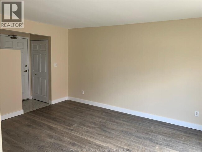 2630 Columbia Ct in Windsor, ON - Building Photo - Building Photo