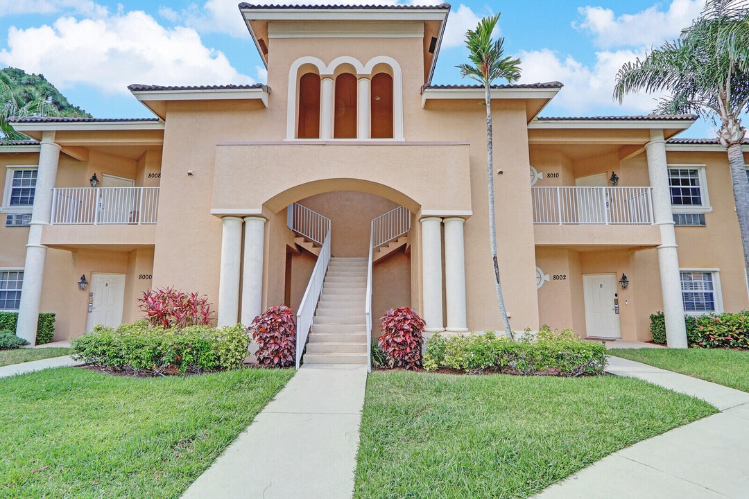 8010 Carnoustie Pl in Port St. Lucie, FL - Building Photo