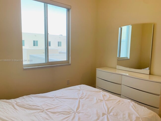 6671 NW 104th Ave in Doral, FL - Building Photo - Building Photo