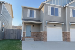 729-731 Deer Haven Ct in Wichita, KS - Building Photo
