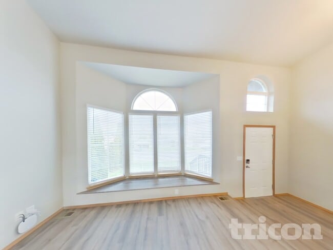 27318 Country Pl NW in Stanwood, WA - Foto de edificio - Building Photo