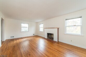 266 W Passaic Ave in Bloomfield, NJ - Building Photo - Building Photo