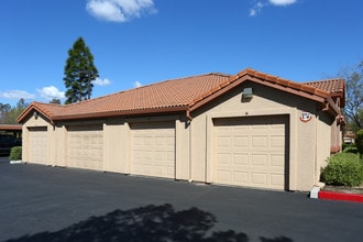 Paseo Villas Apartments in Manteca, CA - Foto de edificio - Building Photo