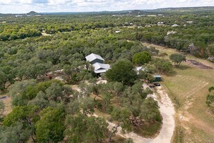 1100 Chapparal Dr in Wimberley, TX - Building Photo