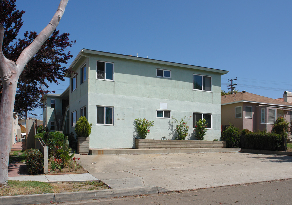 1424-1430 Hornblend St in San Diego, CA - Building Photo