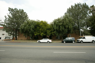 6858 Kester Ave in Van Nuys, CA - Building Photo - Building Photo