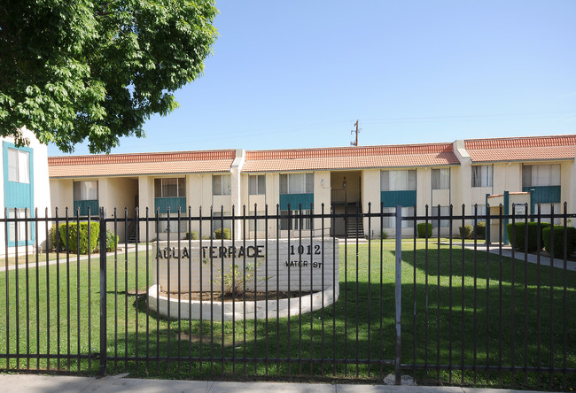 Agua Terrace Apartments in Bakersfield, CA - Foto de edificio - Building Photo