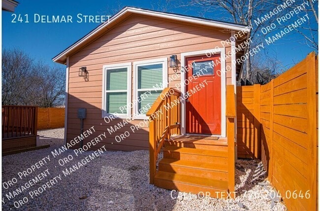Adorable 2BR Home Close to Riverwalk and Downtown in San Antonio, TX - Building Photo - Building Photo