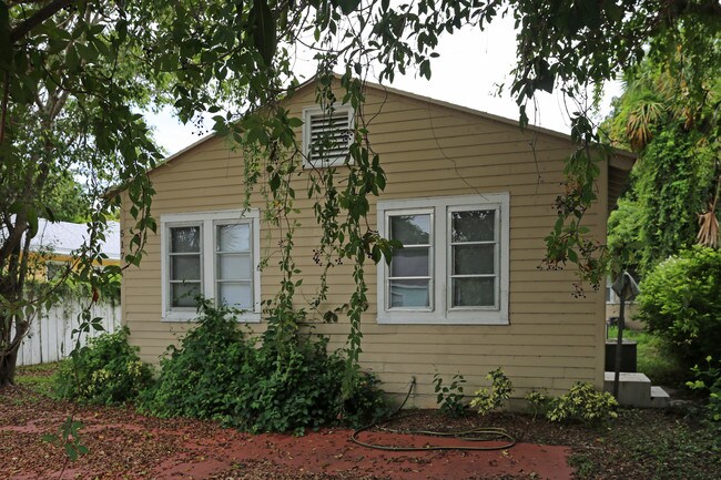 517 Kanuga Dr in West Palm Beach, FL - Building Photo - Building Photo