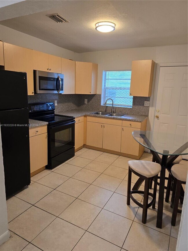 6912 NW 5th Pl in Miami, FL - Building Photo - Building Photo