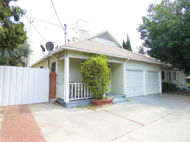 11229 Peach Grove St in North Hollywood, CA - Building Photo - Building Photo