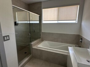 7220 NW 103rd Path in Doral, FL - Building Photo - Building Photo